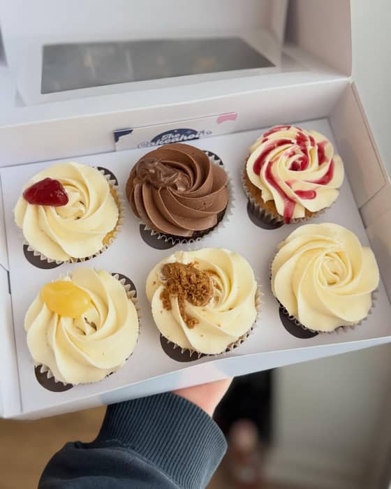 Another recent wedding taster cupcake box🤩💒

This is definitely one of the best parts of wedding planning I’d say! Always happy to do as many samples as you’d like to try for my couples who have booked in for their big day. You’ve got to find your perfect slice🤍
