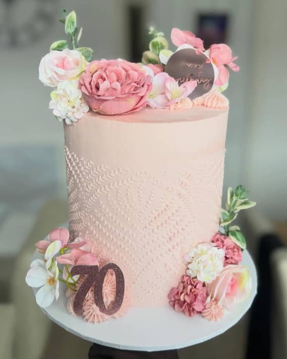 Another pretty pink cake for a 70th Birthday💖🌸🌷

I’ll never get bored of this design🥰