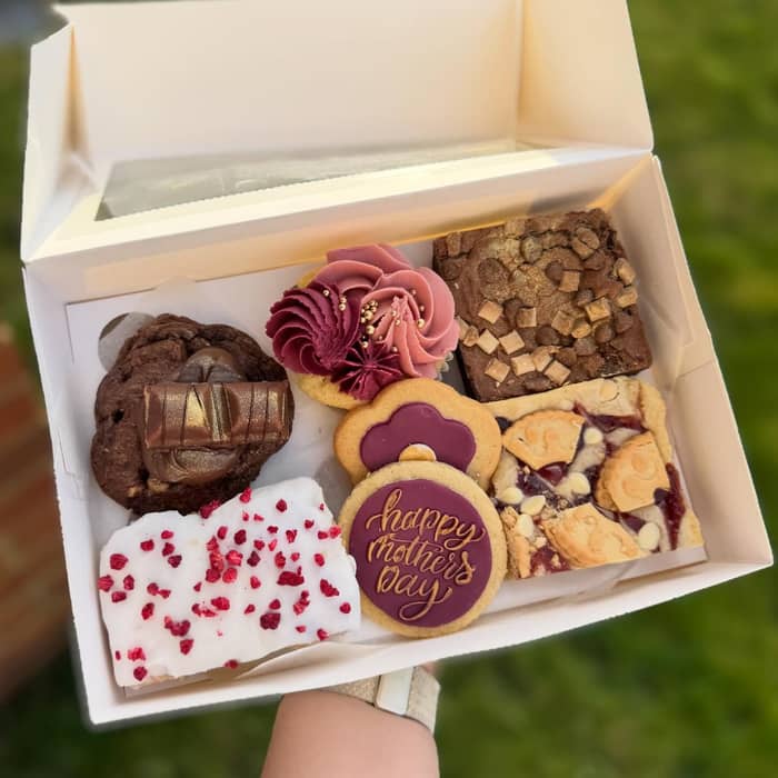 LAST CALL FOR MOTHERS DAY💖💐

Cut off for pre orders is TONIGHT🥰

I have 3x treat boxes left (pictured) for pre order £18 a box or 2 for £30 for these last few✨

I am fully booked for the 3 cupcake clear boxes but can do larger quantity cupcake boxes (4,6 or 12)🧁

All must be collected SATURDAY🤍