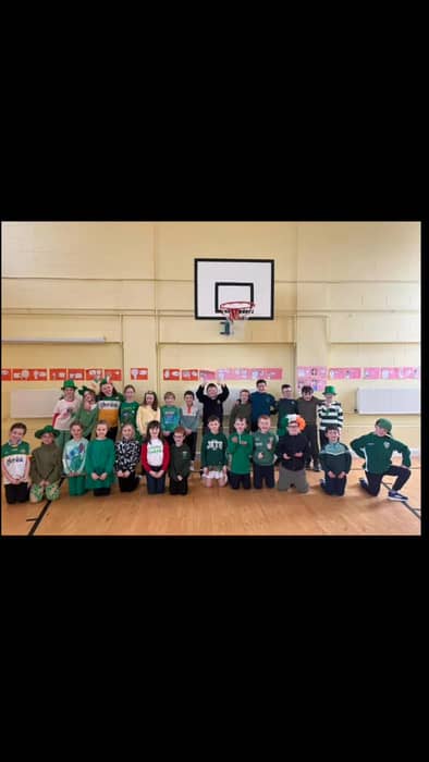 Lá Glas timpeall na scoile.