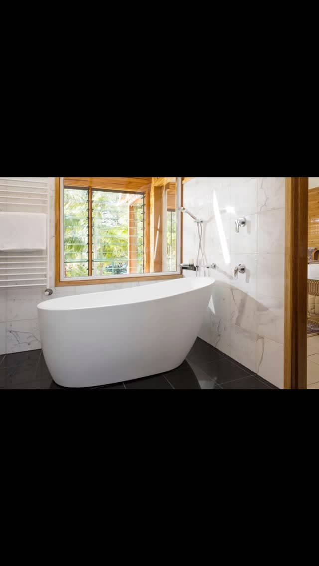 Ever been to a hotel where your knees touch the vanity when you sit on the toilet? Or you can't bend down in the shower without hitting your head on the shower screen? Well, you won't see it at Kims! Our bathrooms are spacious, practical and elegant, just the way we like them 😉 #bathrooms #powderroom #luxury #resort #spabath #doubleshower #showertemple #hairdryer #style