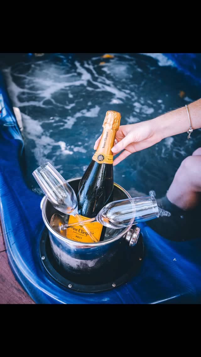 Cheers to life...and to cool Autumn days, perfect for soaking in our private outdoor jacuzzis 🥂 #lastdaysofAutumn #centralcoast #privacy #warmth #purepleasure #specials #sale #greatratesavailablenow