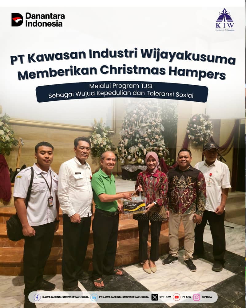 Sebagai bagian dari komitmen Tanggung Jawab Sosial dan Lingkungan (TJSL), PT Kawasan Industri Wijayakusuma (KIW) telah melaksanakan kegiatan penyaluran paket Christmas Hampers kepada saudara-saudara kita yang merayakan Natal.

Paket hampers tersebut disalurkan kepada jemaat Gereja Pantekosta Anugerah Kota Semarang dan diterima langsung oleh Pendeta Andy Yonathan. Penyerahan dilakukan oleh Atika Rahma, selaku Department Head Corporate Communication & CESR PT KIW, bersama Tim TJSL PT KIW.

Kegiatan ini turut didampingi oleh perwakilan dari Kecamatan Tugu dan Kelurahan Tugurejo, sebagai bentuk sinergi dan kolaborasi antara perusahaan, pemerintah setempat, dan masyarakat.

Melalui kegiatan ini, PT KIW berharap dapat terus menumbuhkan nilai kebersamaan, toleransi, dan kepedulian sosial di tengah keberagaman, sejalan dengan semangat sustainable development dan harmoni sosial di lingkungan sekitar perusahaan.