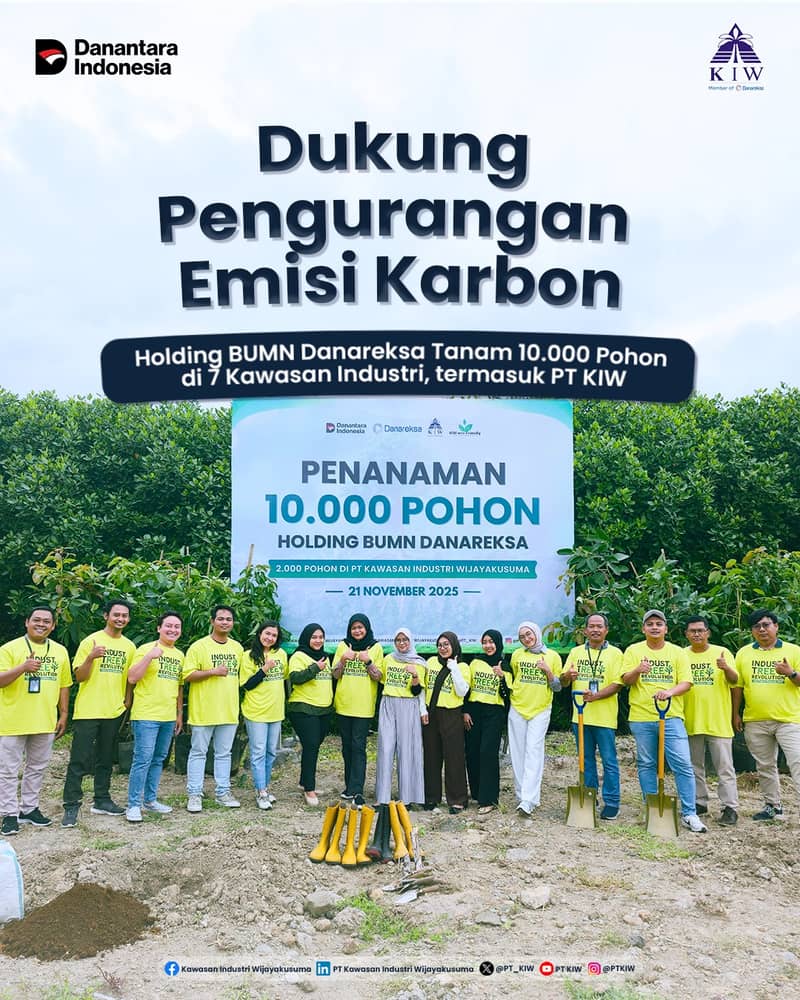 Dalam rangka memperingati Hari Pohon Sedunia, Tim TJSL PT Kawasan Industri Wijayakusuma (KIW) bersama Holding BUMN Danareksa dan tujuh kawasan industri anggota holding sukses melaksanakan aksi penanaman 10.000 bibit pohon sebagai komitmen nyata dalam mendukung pengurangan emisi karbon.

Kegiatan yang telah dilaksanakan secara serentak ini diwakili oleh Ismail Shaleh, Head of Corporate Secretary KIW, bersama perwakilan divisi dan manajemen PT KIW. Seluruh bibit ditanam di area lahan hijau yang tersebar di Kawasan Industri Wijayakusuma.

Adapun bibit pohon yang ditanam antara lain:
🌿 Tabebuya – mempercantik kawasan dengan kanopi rindang dan menurunkan suhu lingkungan
🌿 Alpukat – tanaman produktif yang membantu meningkatkan kualitas udara
🌿 Nusa Indah – menyerap polutan dan memperkuat keanekaragaman hayati
🌿 Kelengkeng Kateki – vegetasi yang kuat dan cocok untuk peningkatan Ruang Terbuka Hijau (RTH)
🌿 Ketapang Kencana – pohon peneduh ideal untuk kawasan industri

Program ini sejalan dengan agenda pemerintah terkait percepatan transisi energi, pengembangan industri rendah karbon, hingga target Net Zero Emission (NZE) 2060. Penanaman 10.000 pohon ini diperkirakan mampu menyerap 28 ton CO₂ per tahun, menjadi kontribusi nyata KIW bersama Holding BUMN Danareksa dalam mitigasi perubahan iklim dan penguatan implementasi konsep green industrial estate.

KIW terus berkomitmen mendukung pengelolaan lingkungan berstandar ESG (Environmental, Social, Governance) untuk masa depan kawasan industri yang lebih hijau dan berkelanjutan. 🌱✨