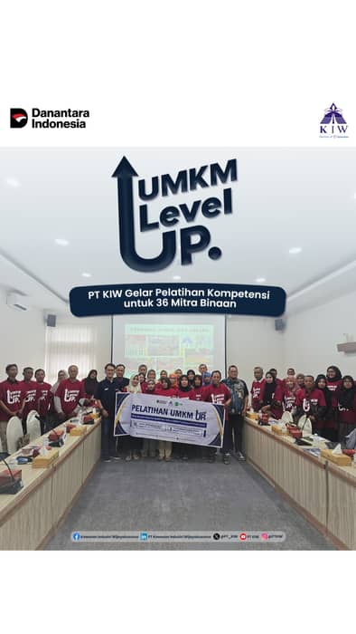 Tim TJSL PT Kawasan Industri Wijayakusuma (KIW) kembali menyelenggarakan agenda tahunan pelatihan kompetensi bagi para UMKM (Mitra Binaan Kerja Sama BRI dan Mitra UMKM Foodcourt). Kegiatan ini dilaksanakan pada 15 November 2025 di Ruang Opsroom PT KIW dan diikuti oleh 36 Mitra PT KIW.

Pelatihan tahun ini mengusung tema “UMKM Level Up”, sebagai bentuk komitmen PT KIW dalam meningkatkan kapasitas dan daya saing UMKM agar mampu berkembang secara berkelanjutan.

Acara dibuka secara resmi oleh Atika Rahma, Plt. Dept Head Corcomm & CESR PT KIW. Hadir pula perwakilan dari Dinas Koperasi dan UMKM Kota Semarang, yaitu Andreas Bayu Widhi Hasmoro, serta dari PT BRI (Persero) / Marketing Unit Kerja Jrakah Kota Semarang, yaitu Helmy Rudiyanto Ammri Wijoyo.

Sesi pelatihan menghadirkan Coach Supriyadi dari PT HAI Semesta Solusindo yang membawakan materi bertajuk “Jurus Jitu Jualan Bagi UMKM Binaan”. Materi ini membahas teknik penjualan efektif, strategi menghadapi perubahan perilaku konsumen, hingga pemanfaatan platform digital untuk memperluas pasar. Untuk menambah antusiasme, panitia juga menyediakan doorprize bagi peserta yang aktif dan mampu menjawab pertanyaan dari pemateri.

Melalui pelatihan ini, PT KIW berharap kompetensi para mitra dapat meningkat sehingga mereka mampu mengelola dan mengembangkan usaha secara lebih profesional. Ke depannya, PT KIW berkomitmen untuk terus memperkuat program pemberdayaan UMKM melalui pelatihan yang relevan dan berkelanjutan sebagai bagian dari kontribusi perusahaan terhadap pengembangan ekonomi lokal.

#UMKMLevelUp #PTKIW #TJSLKIW #UMKMBinaanKIW #PelatihanUMKM #HoldingBUMNDanareksa