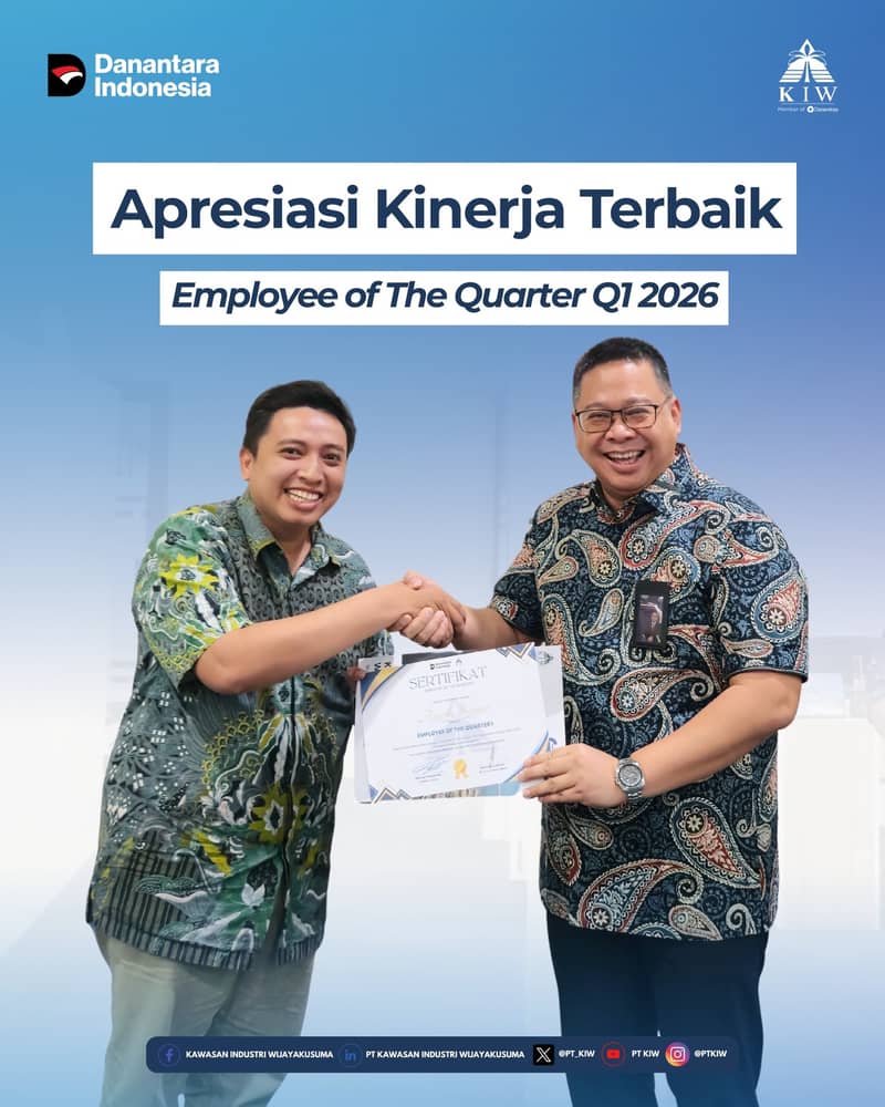 Komitmen, dedikasi, dan kinerja unggul kembali mendapatkan apresiasi terbaik.

PT Kawasan Industri Wijayakusuma secara resmi memberikan penghargaan Employee of The Quarter untuk periode Quarter 1 Tahun 2026 (Januari – Maret) kepada Anton Pratomo selaku Plt. Engineering Planning & Analysis Department Head.

Program ini merupakan bentuk penghargaan perusahaan terhadap karyawan yang menunjukkan performa terbaik melalui sistem penilaian berbasis poin, yang mencakup aspek kedisiplinan, partisipasi aktif, serta kinerja selama periode berjalan.

Dengan perolehan poin tertinggi, Anton Pratomo dinilai berhasil menunjukkan konsistensi dan kontribusi nyata dalam mendukung operasional dan pengembangan perusahaan.

Penghargaan ini diserahkan secara langsung oleh jajaran Direksi PT Kawasan Industri Wijayakusuma sebagai bentuk apresiasi sekaligus motivasi bagi seluruh insan perusahaan untuk terus memberikan kinerja terbaik.

Semoga pencapaian ini dapat menjadi inspirasi dan mendorong semangat kolaborasi serta profesionalisme di lingkungan kerja.

#PTKIW #KIWinners #EmployeeOfTheQuarter #HoldingBUMNDanareksa