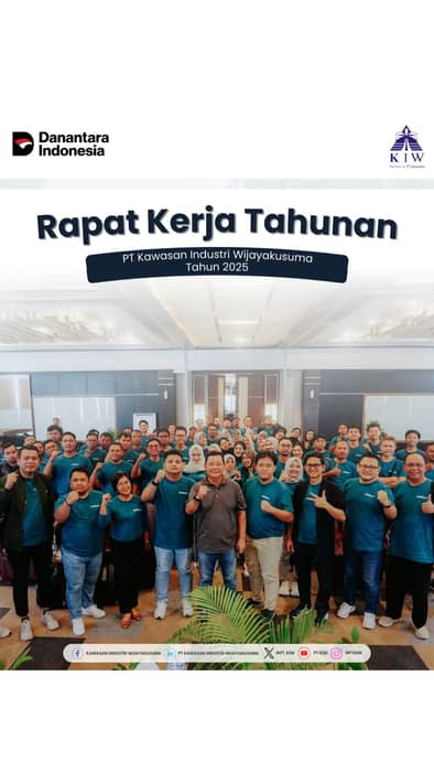 PT Kawasan Industri Wijayakusuma (PT KIW) telah menyelesaikan pelaksanaan Rapat Kerja Tahun 2025 sebagai bagian dari agenda strategis perusahaan dalam menyelaraskan arah kebijakan dan program kerja ke depan.

Kegiatan ini dihadiri oleh jajaran Dewan Komisaris, Direksi, serta seluruh karyawan PT KIW, dan menjadi forum penting dalam penyampaian Program Kerja Direksi, Arahan Dewan Komisaris, serta sesi Diskusi dan Tanya Jawab yang mendorong partisipasi aktif seluruh peserta. Rapat kerja ini juga dilengkapi dengan Employee Sharing Session yang menjadi ruang berbagi gagasan, pengalaman, dan pembelajaran antar insan perusahaan.

Melalui rapat kerja ini, PT KIW menegaskan komitmennya untuk terus memperkuat kolaborasi internal, meningkatkan kinerja perusahaan, serta memastikan setiap program kerja berjalan selaras dengan visi dan strategi perusahaan dalam menghadapi tantangan dan peluang di tahun 2025.
