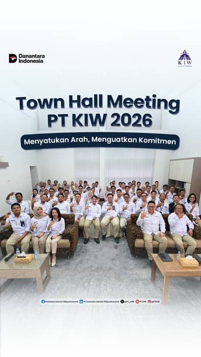 PT Kawasan Industri Wijayakusuma (PT KIW) telah sukses menyelenggarakan Town Hall Meeting Tahun 2026 pada Senin, 5 Januari 2026, bertempat di Opsroom PT KIW. Kegiatan ini menjadi forum strategis komunikasi antara Direksi dan seluruh karyawan dalam menyampaikan evaluasi kinerja perusahaan sekaligus arah kebijakan dan prioritas strategis PT KIW di tahun 2026.

Melalui Town Hall Meeting ini, manajemen menegaskan pentingnya keselarasan visi, penguatan budaya perusahaan, serta kolaborasi seluruh insan KIW dalam menghadapi tantangan dan peluang bisnis ke depan. Diskusi yang berlangsung secara terbuka juga menjadi ruang bagi karyawan untuk berpartisipasi aktif dan menyampaikan pandangan secara konstruktif.

PT KIW berkomitmen untuk terus menumbuhkan komunikasi yang terbuka, transparan, dan berkelanjutan demi mewujudkan kinerja perusahaan yang unggul dan berdaya saing.