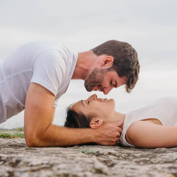 Tom Holland trending perque s'ha casat.
Nosaltres: caçant mirades de pel·li de parelles reals.