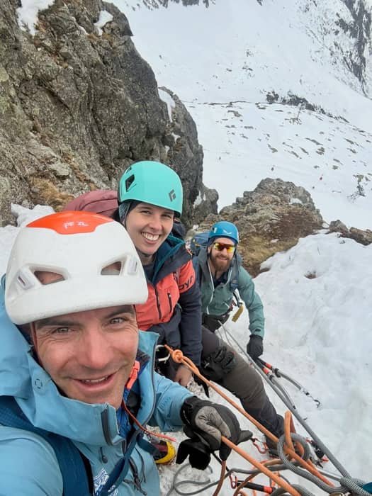 Qualche settimana fa …

Mafia Bianca … nome impegnativo, ma ci ha fatto divertire il giusto 😄

Ultimo giro di stagione su questa via divenuta meritatamente classica !!!

Nonostante i passi delicati in dry sulla roccia e qualche imprevisto arriviamo velocemente all’ultima sosta 😎

Cordata affiatata con:
@faby_rogantini
@dmfrancesco91

Giornate così valgono doppio 👏👏👏💪

www.altolarioguide.com