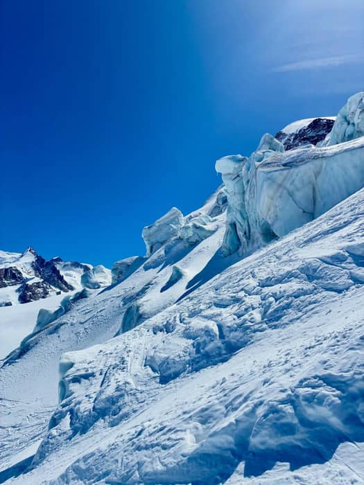 Porta Nera, Monte Rosa 🚪🏴❄️

Giornata di quelle che restano scolpite nella mente: neve perfetta, linee pulite e sorrisi che parlano da soli 😄
Siamo saliti con passo costante fino al colle, immersi nel silenzio dell’alta quota, per poi goderci una discesa freeride da manuale tra spazi infiniti e luce incredibile 🤩

Ogni volta che passo tra questi ghiacciai rimango estasiato dalla bellezza  di queste pareti, ghiacciai, seracchi e valli scolpiti dalla natura 🙏🏔️

… e ricordo molto bene la prima volta che attraversai questo colle, sbarbatello 🤠, con il grande amico @paolore 😎

Riders ⛷️:
@saravascotto
@ele_molteni
Matteo
💪👏👏👏

La stagione continua… chi viene alla prossima?