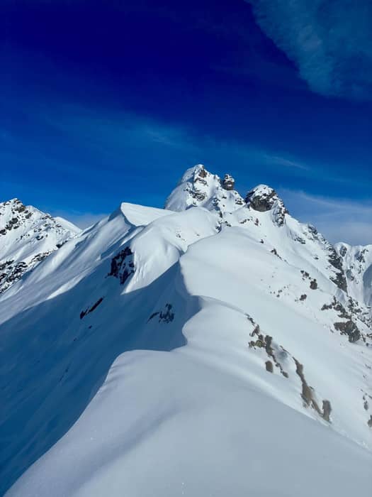 ❄️ CORSO SKIALP ❄️🎿🏔️

Un veloce recap fotografico del corso di scialpinismo 🤩

N.B.
✔️ non sempre il meteo era bello 🌦️
✔️ non sempre la neve era perfetta ⛄️

ma …

✅ abbiamo sempre cercato la situazione migliore per imparare al meglio 👍💪
✅ ci siamo messi in gioco uscendo dal nostro comfort 🤭
✅ abbiamo iniziato a capire cosa significa “ambiente innevato”
✅ abbiamo capito cosa vuol dire “entrenchment”

e … ci siamo divertiti un mondo 😊😅😜

e tra poco inizia il corso avanzato 😎

www.altolarioguide.com