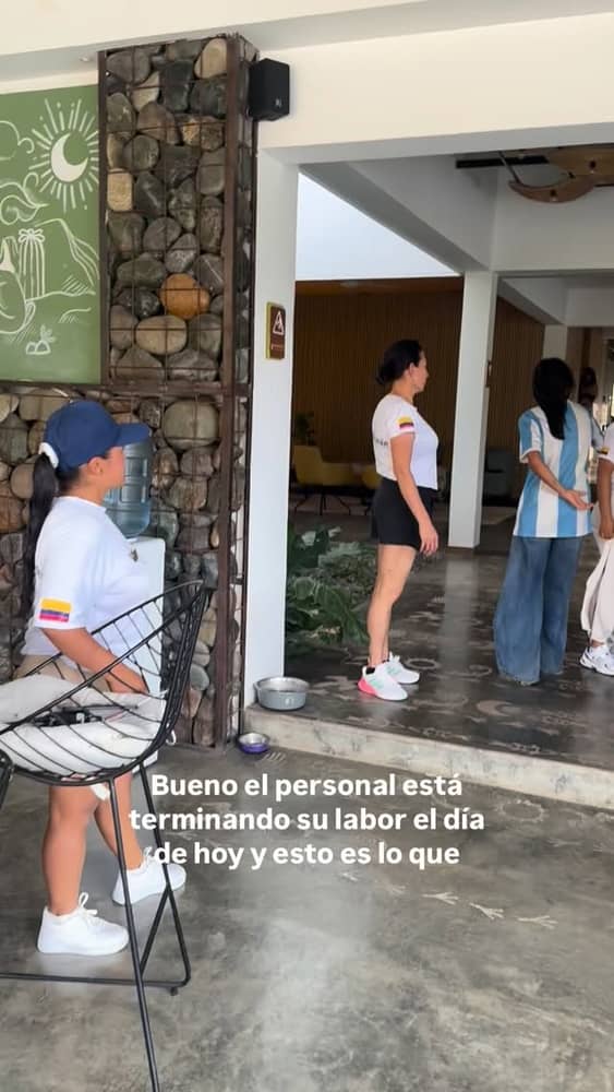 Después de cada jornada,
queda algo más que trabajo cumplido… ☀️
Quedan risas, complicidad
y la alegría de hacer lo que amamos. 🌵
En Izotal no solo creamos experiencias para quienes nos visitan,
también construimos momentos entre nosotros.
Porque cuando el equipo está feliz,
la energía se siente en todo el lugar. ☀️🌵
Así se vive Izotal, incluso cuando el día termina.