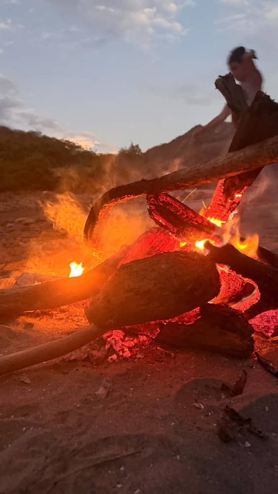 ☀️🌵 Respirar… soltar… volver a sentir.

Este fin de semana vivimos una experiencia profunda en Izotal, donde cada persona se permitió pausar, reconectar y liberar lo que ya no necesitaba cargar.

El fuego como símbolo de transformación,
el río como espacio de limpieza y renovación,
y el yoga como camino para volver al cuerpo y al presente.

Momentos reales, emociones compartidas y una conexión auténtica con la naturaleza.

Gracias a quienes confiaron en este proceso y se regalaron estos días para sí mismos.

✨ Respira y Suelta es más que un retiro… es un regreso al alma.

Si sientes el llamado de vivirlo,
escríbenos y conoce las próximas fechas. 🌵☀️