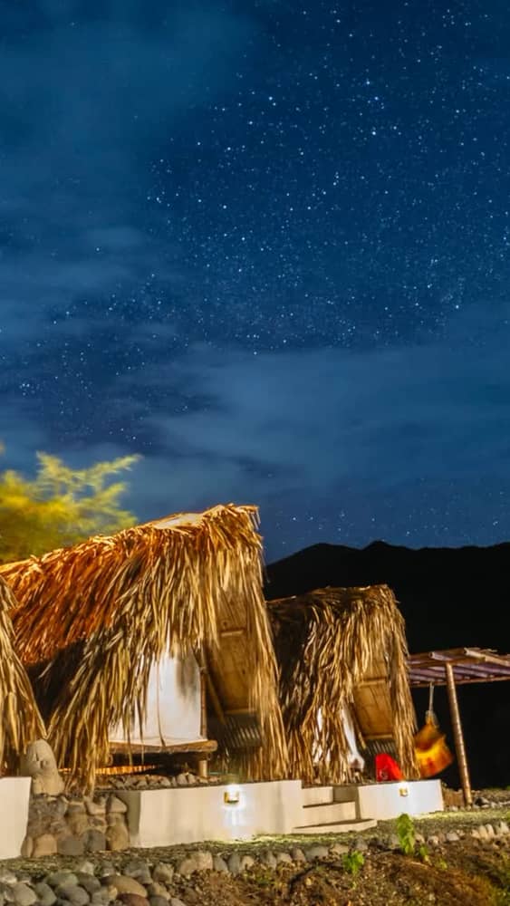Del calor del alma al brillo del infinito. ☀️✨
En Izotal, no solo visitas el desierto, lo habitas. Pasa tus tardes recargando energía bajo el sol y tus noches contando deseos bajo una lluvia de estrellas que parece no tener fin.
📍 El refugio donde la naturaleza y el lujo consciente se encuentran.
¿Ya reservaste tu lugar bajo este cielo? 🛎️