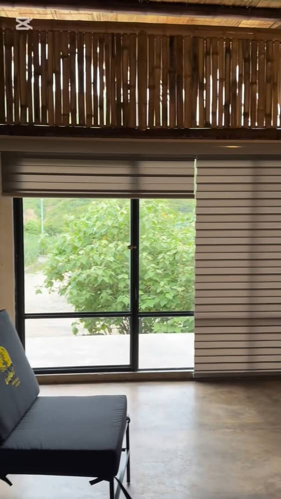 Camino de Tierra
Nuestra nueva zona de habitaciones familiares ya es una realidad.
Un espacio pensado para compartir sin prisa, caminar juntos y descansar en calma.
En Camino de Tierra recibimos a las familias que viajan con niños
y también a quienes no se separan de sus perros de razas pequeñas 🐾💛
Aquí el descanso se vive en compañía,
rodeados de naturaleza y silencio.🌵
Un lugar para volver a lo esencial. ✨