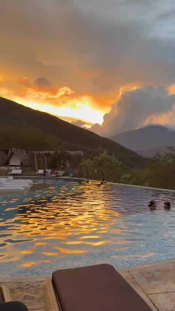 Hay atardeceres que se quedan grabados, y luego están los atardeceres en Izotal. ✨
Cuando el cielo se tiñe de rojo y el agua de la piscina refleja la magia del momento, el tiempo simplemente se detiene. No es solo un paisaje, es la recompensa de conectar con lo natural. 🧘☀️
¿Con quién compartirías este momento de paz? Etiquétalo aquí abajo. 👇
Hashtags sugeridos:
LuxuryNature