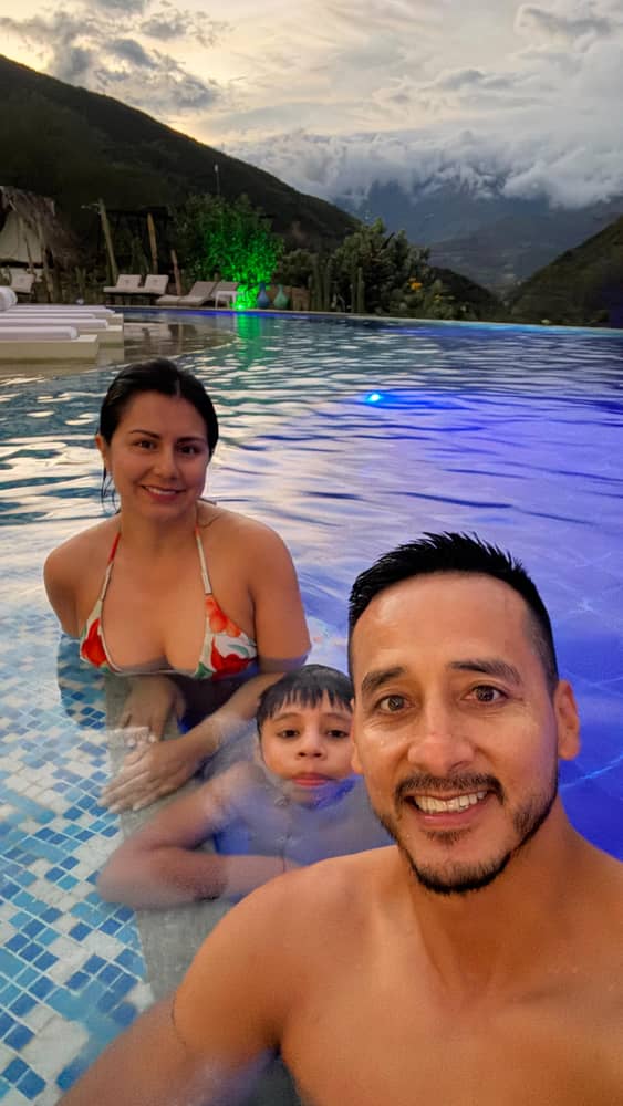 ¿Sientes que los días pasan volando y a veces te pierdes de lo esencial? 🤔 Tus hijos crecen rápido, y regalarles una conexión real con la naturaleza es el mejor legado que puedes dejarles. ✨
Imagina verlos felices disfrutando de la piscina, escuchar su risa junto al Río Mayo y, al mismo tiempo, tú encontrar ese descanso que tanto necesitas. 💆♂️💆♀️
En Izotal bio hotel, hemos creado el escenario perfecto para tu familia.
Para que no lo pienses más y tomes esa pausa que todos se merecen, lanzamos esta Promoción Familiar Especial:
🎁 Por cada 2 Adultos, ingresa 1 Niño (menor de 12 años) SIN COSTO adicional. 🧒🎒
📅 Válido del 24 de marzo al 1 de abril.
No dejes pasar esta oportunidad de conectar y descansar.
¡Los cupos son limitados! ⏳
📩 Déjanos un mensaje o haz clic en el enlace de nuestra bio para reservar tu escapada familiar hoy mismo. 👇