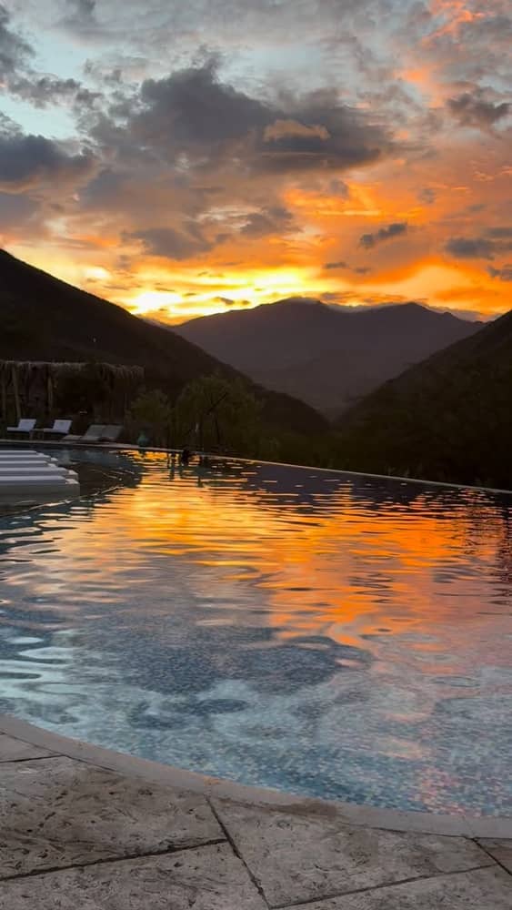 El oro no siempre es un metal... a veces es la luz de las 6:00 p.m. en Izotal. ✨🌕
Hay momentos que no necesitan filtros, solo una pausa para agradecer y dejar que el amarillo del cielo recargue nuestra energía. Un escenario vibrante para quienes buscan el lujo de lo natural.
¿A quién traerías a ver este atardecer dorado? Etiquétalo y decreta este momento. 👇
Hashtags:           WellnessLifestyle