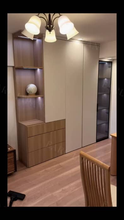 フルオーダークローゼット(Before/After)
こちらはリビングの壁にぴったり収まるようデザ