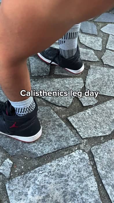 Come fa gli squat un calistenico🏋️✅
How a calisthenics athlete does squats🏋️✅